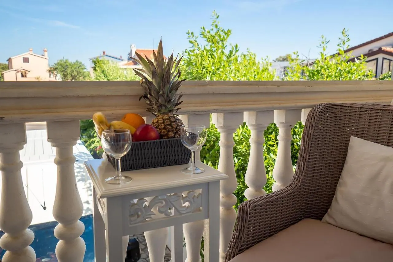 באניולה Apartments Domic 0*,  קרואטיה