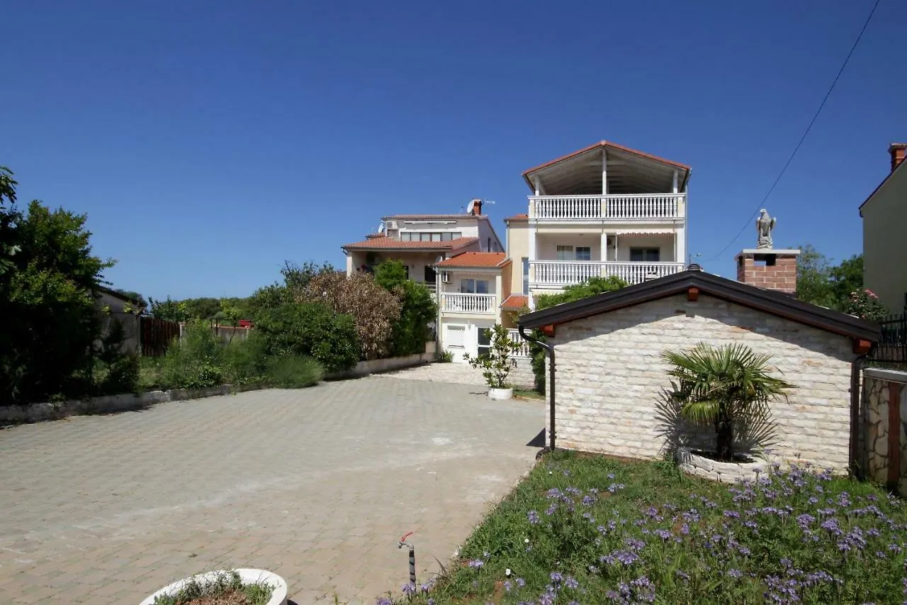 באניולה Apartments Domic